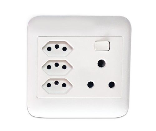 ONESTO ORACLE 4X4 1XRSA SWITCH SOCKET+ 3X NEW ZA SOCKET